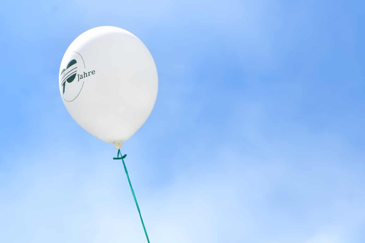 Luftballon mit 90-Jahre Logo